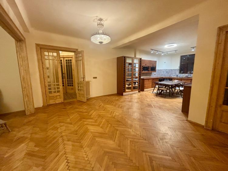 Apartament cu 5 camere decomandat în Cișmigiu