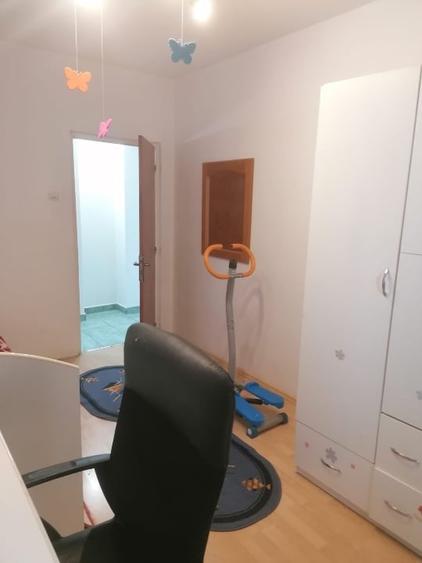 Apartament cu 3 camere decomandat în Far