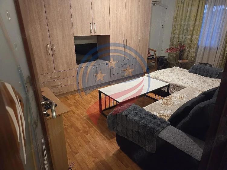 Apartament cu 3 camere decomandat în Rovine
