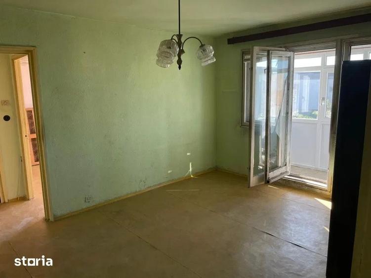 Apartament cu 2 camere semidecomandat în Craiovița Nouă