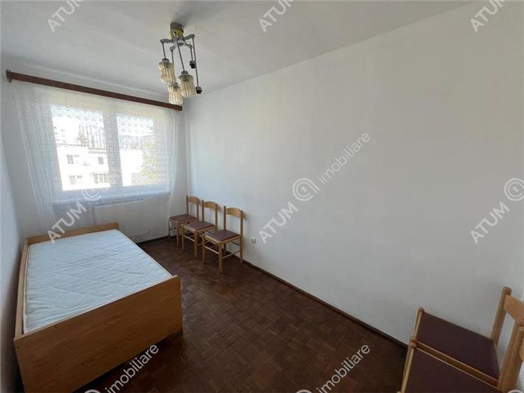 Apartament cu 3 camere semidecomandat, mobilat în Central