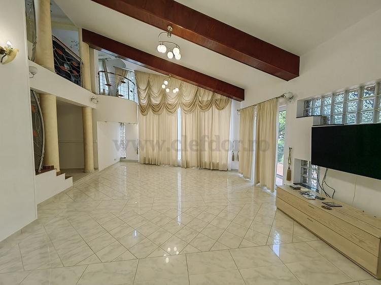 Casă individuală cu 9 camere cu Piscina în Iancu Nicolae