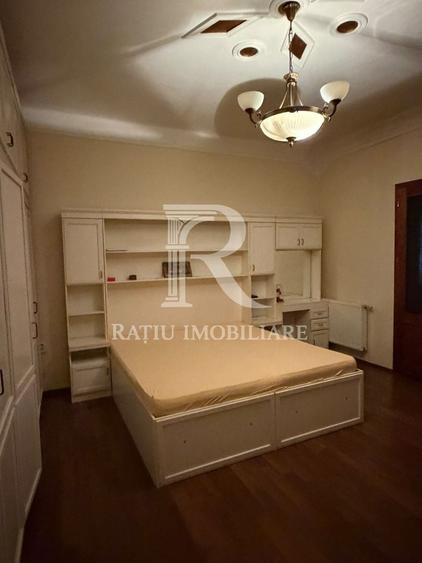 Apartament cu 3 camere decomandat, mobilat în Central