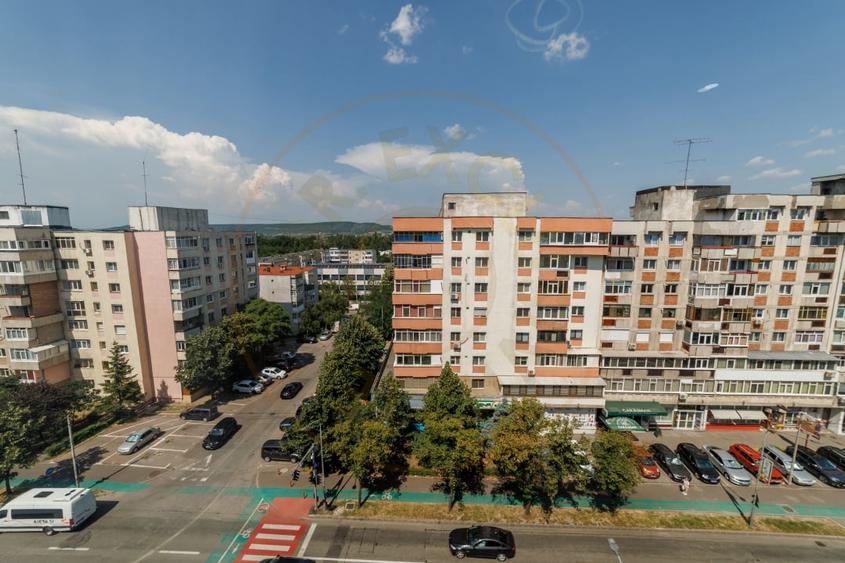 Apartament cu 3 camere decomandat, mobilat în Prundu