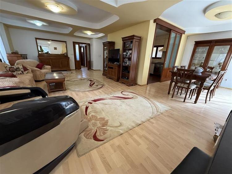 Casă individuală cu 8 camere cu Canalizare în Ultracentral