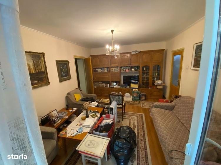 Apartament cu 3 camere semidecomandat în Vatra Luminoasă
