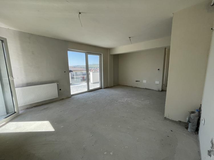 Apartament cu 3 camere semidecomandat în Florești