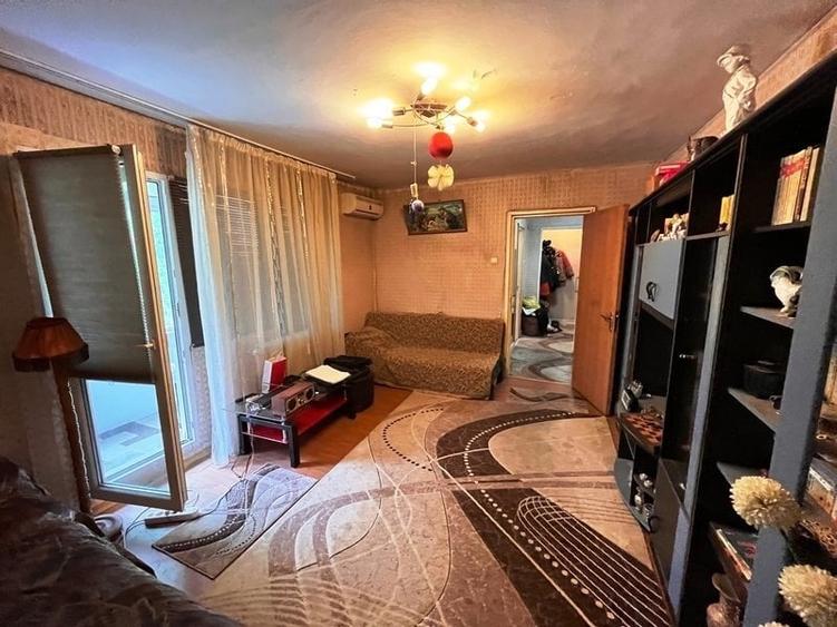 Apartament cu 3 camere semidecomandat în Titan