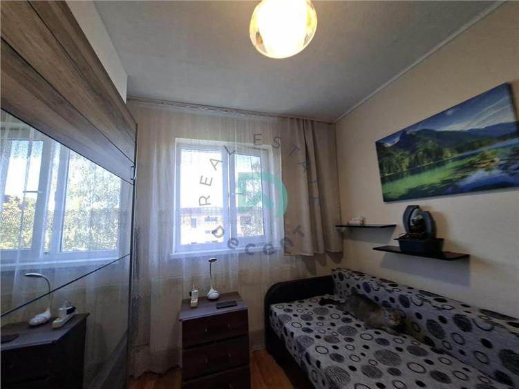 Apartament cu 3 camere semidecomandat în Florilor