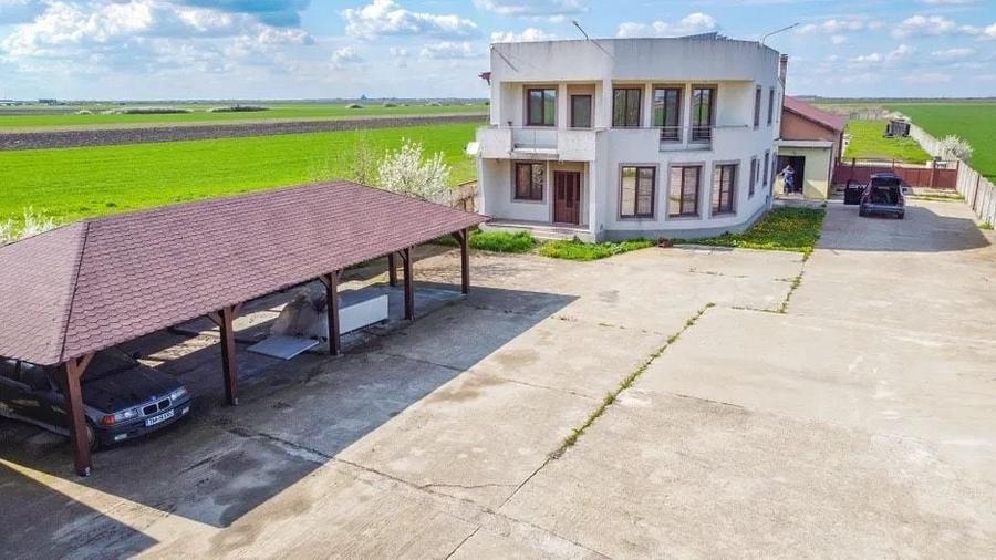 Casă cu 4 camere cu Teren 9848 Mp în Beregsău Mic