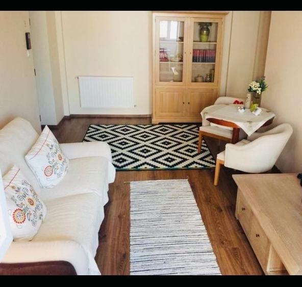 Apartament cu 2 camere semidecomandat, mobilat în Central