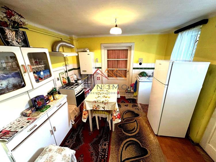 Casă cu 3 camere semidecomandat cu Teren 356 Mp în Central