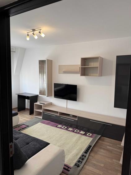 Apartament cu 3 camere decomandat în Girocului