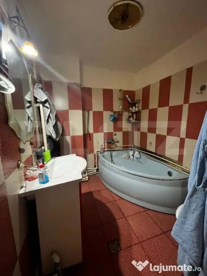 Apartament cu 4 camere semidecomandat, mobilat în Central