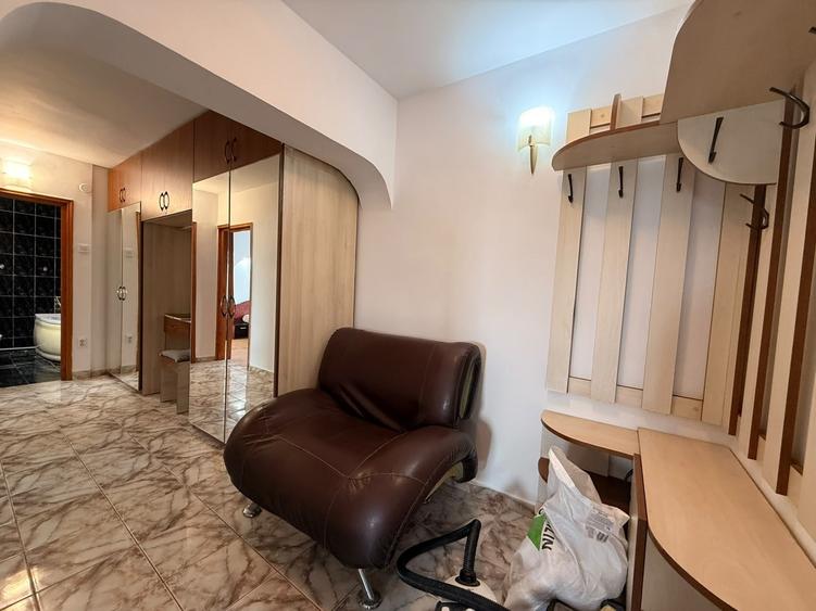 Apartament cu 3 camere decomandat, mobilat în Nicolina
