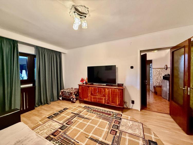 Apartament cu 3 camere decomandat, mobilat în Tineretului