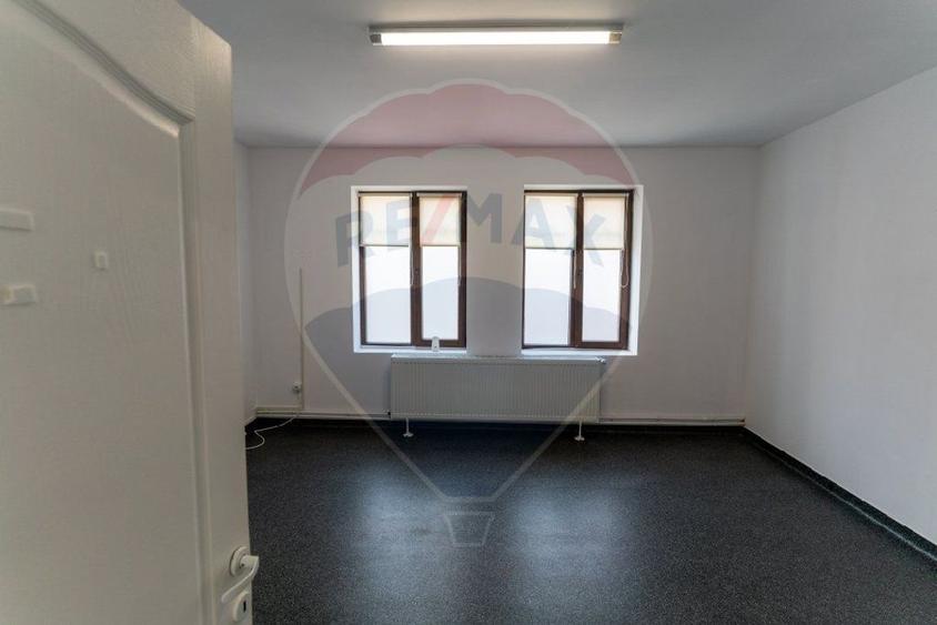 Casă individuală cu 5 camere cu Teren 302 Mp în Central
