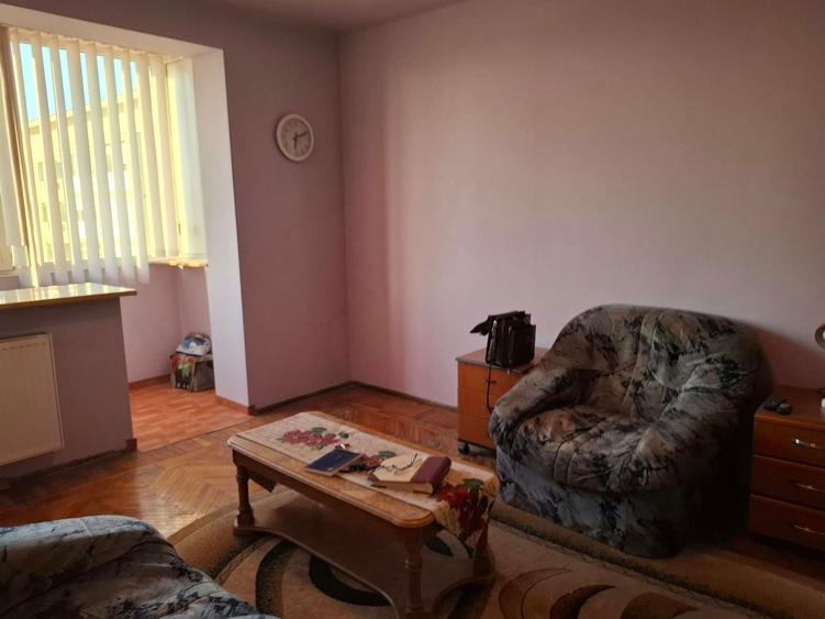 Apartament cu 3 camere semidecomandat în Grivița