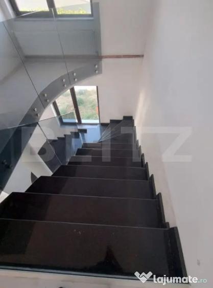 Casă cu 7 camere cu Teren 489 Mp în Central