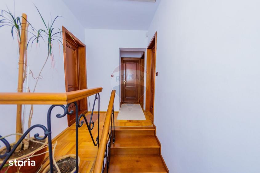 Casă cu 5 camere cu Teren 660 Mp în Central