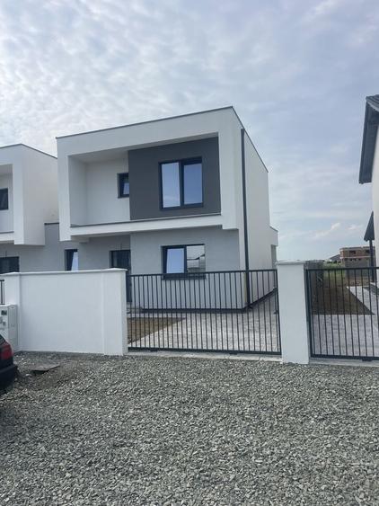Casă cu 4 camere în Domnești