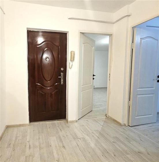 Apartament cu 3 camere decomandat în Tomești