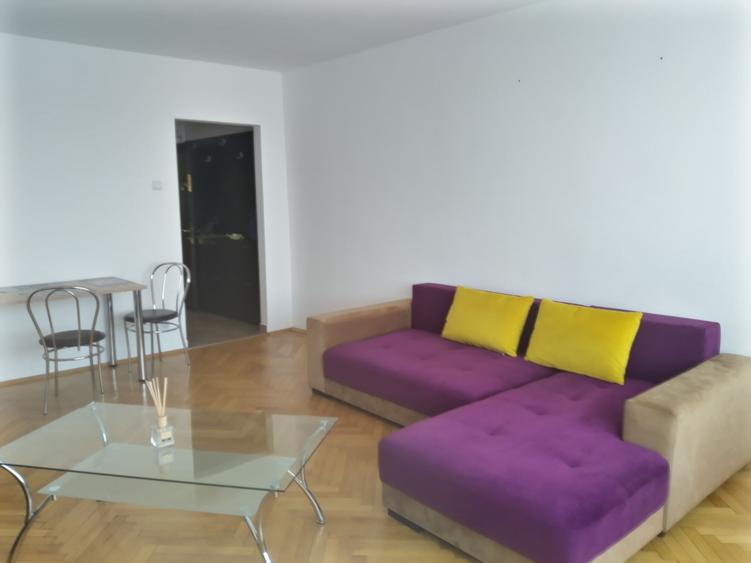 Apartament cu 3 camere semidecomandat în Sala Palatului