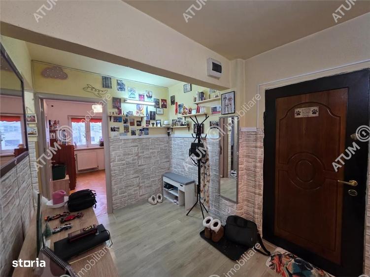 Apartament cu 3 camere decomandat în Cristian