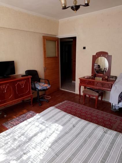 Apartament cu 3 camere decomandat în Călărași