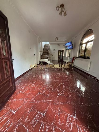 Casă individuală cu 7 camere cu Canalizare în Vitan