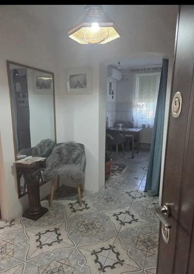 Apartament cu 3 camere semidecomandat în Sud