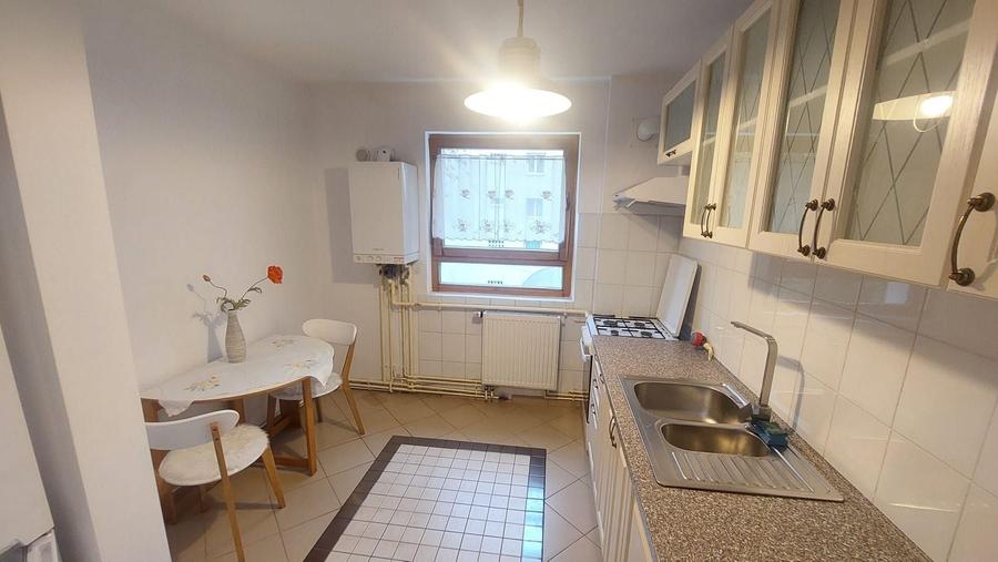 Apartament cu 3 camere semidecomandat, mobilat în Gheorgheni