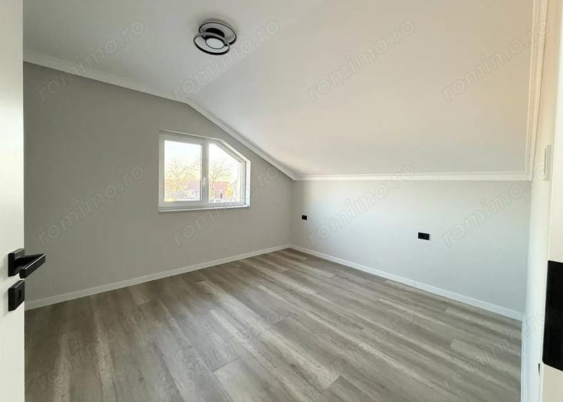 Casă cu 7 camere cu Teren 320 Mp în Sântion