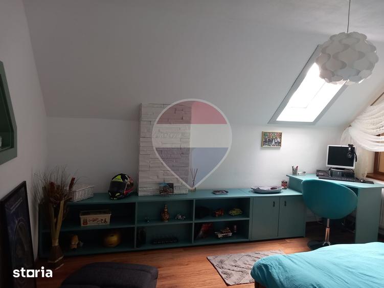 Casă cu 5 camere cu Teren 1112 Mp în Central