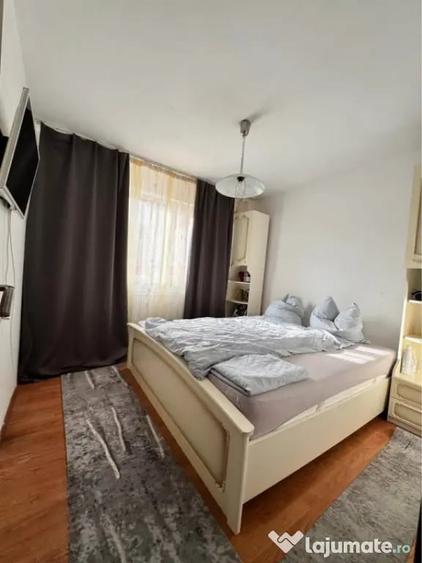 Apartament cu 3 camere semidecomandat în Craiovița Nouă