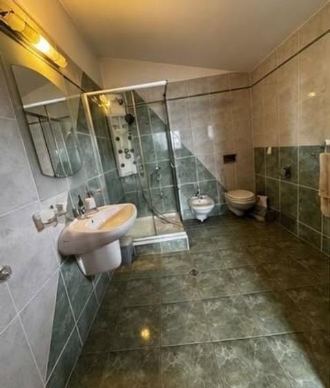 Casă individuală cu 9 camere cu Canalizare în Cetate