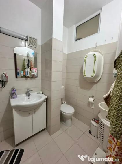Apartament cu 3 camere semidecomandat în Peninsula