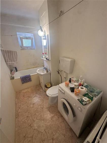 Apartament cu 3 camere semidecomandat în Aradului