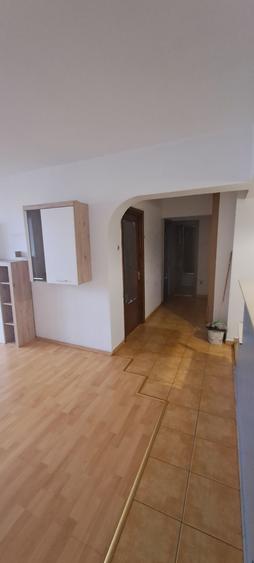 Apartament cu 3 camere semidecomandat în Obor