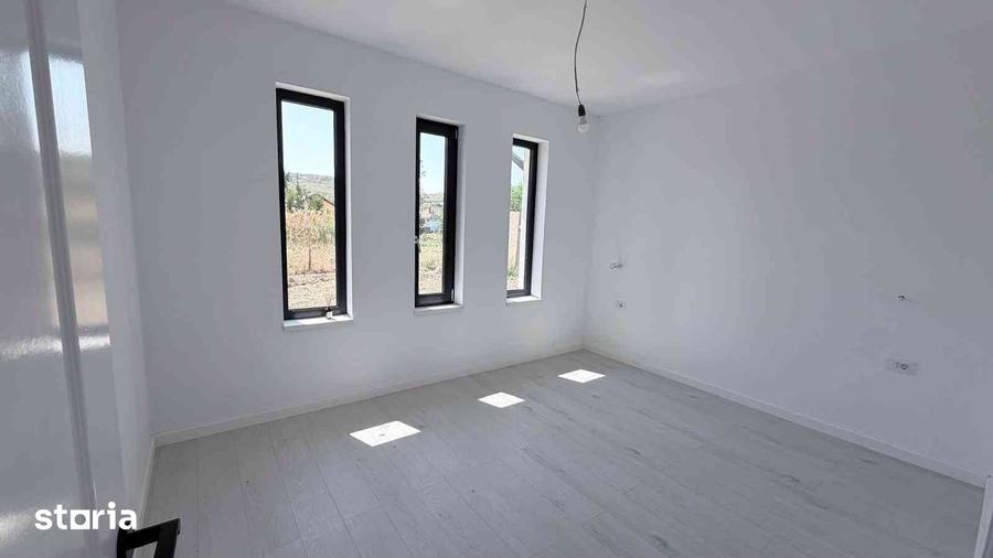Casă cu 4 camere cu Teren 900 Mp în Podu Roș
