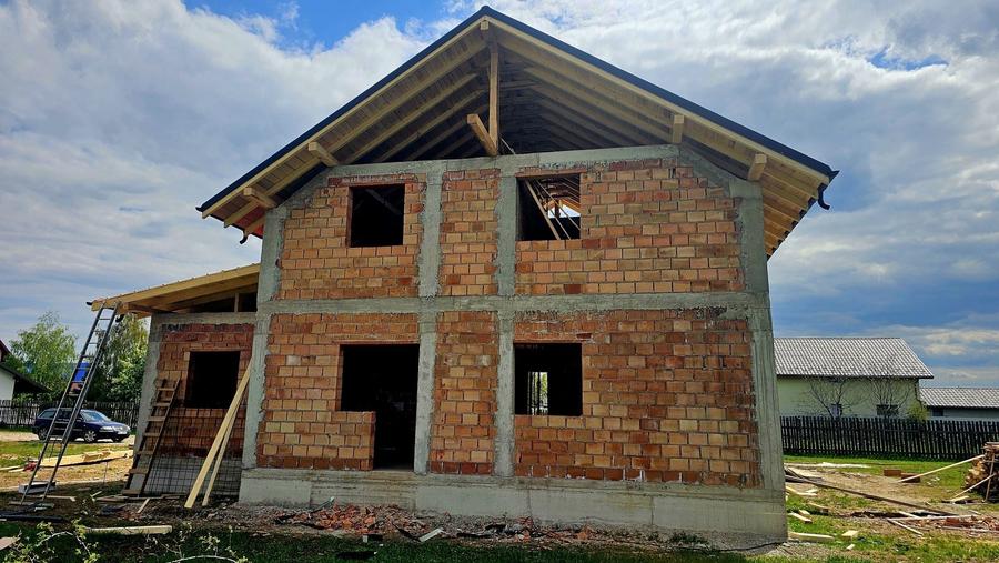 Casă cu 4 camere în Dumbrava