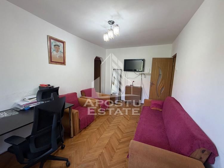 Apartament cu 3 camere semidecomandat în Dacia