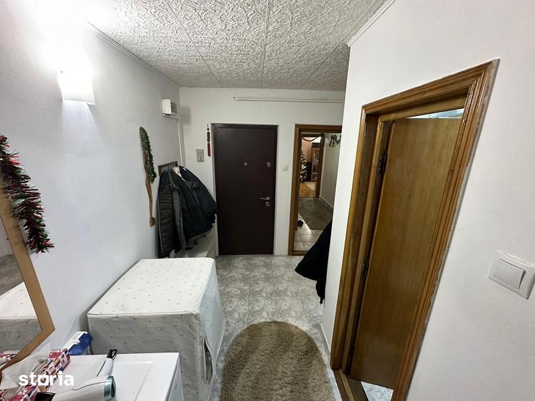 Apartament cu 4 camere decomandat în Nicolina
