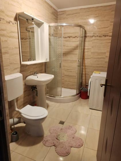 Apartament cu 3 camere semidecomandat, mobilat în Florești