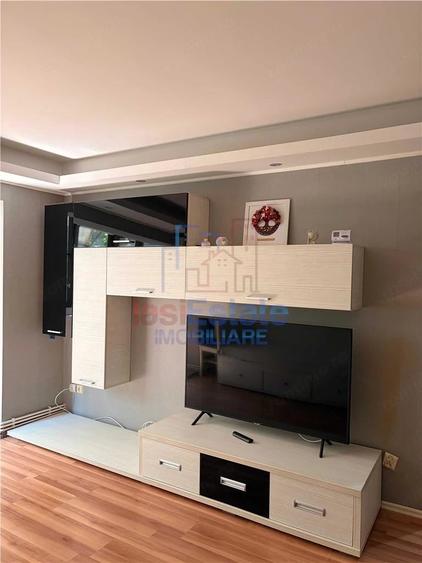 Apartament cu 2 camere semidecomandat în Filiași