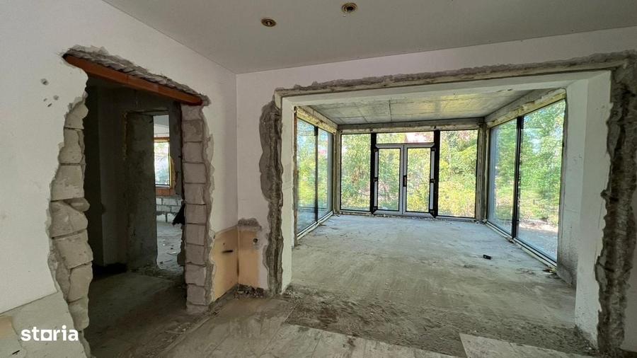 Casă cu 4 camere în Izvorani