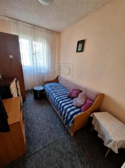 Apartament cu 3 camere semidecomandat în Dacia