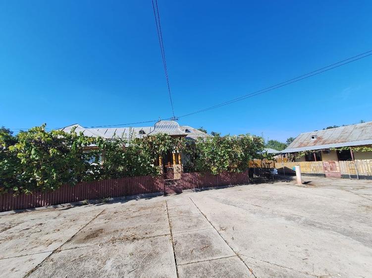 Casă cu 5 camere cu Teren 2724 Mp în Recea