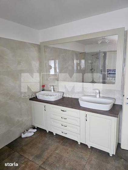 Casă cu 5 camere cu Teren 6000 Mp în Burla