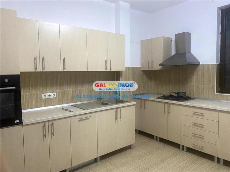 Casă cu 8 camere cu Garaj în Odăi